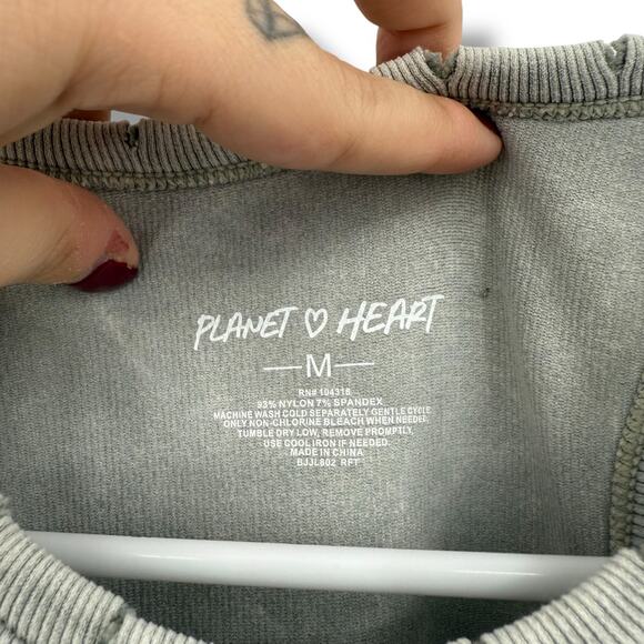 NEW Planet Heart Cropped Tank Top M Medium Gray Distressed Fitted Sleeveless - Picture 4 of 5